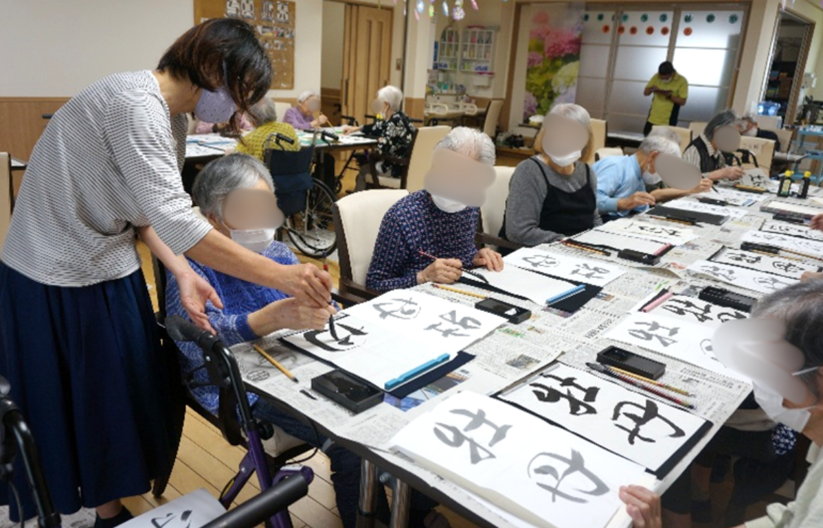 書道を楽しむ皆さんの様子