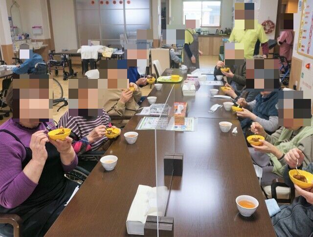 白い壁と木製のフローリングの部屋に、茶色いフレームのベッドが置かれている。