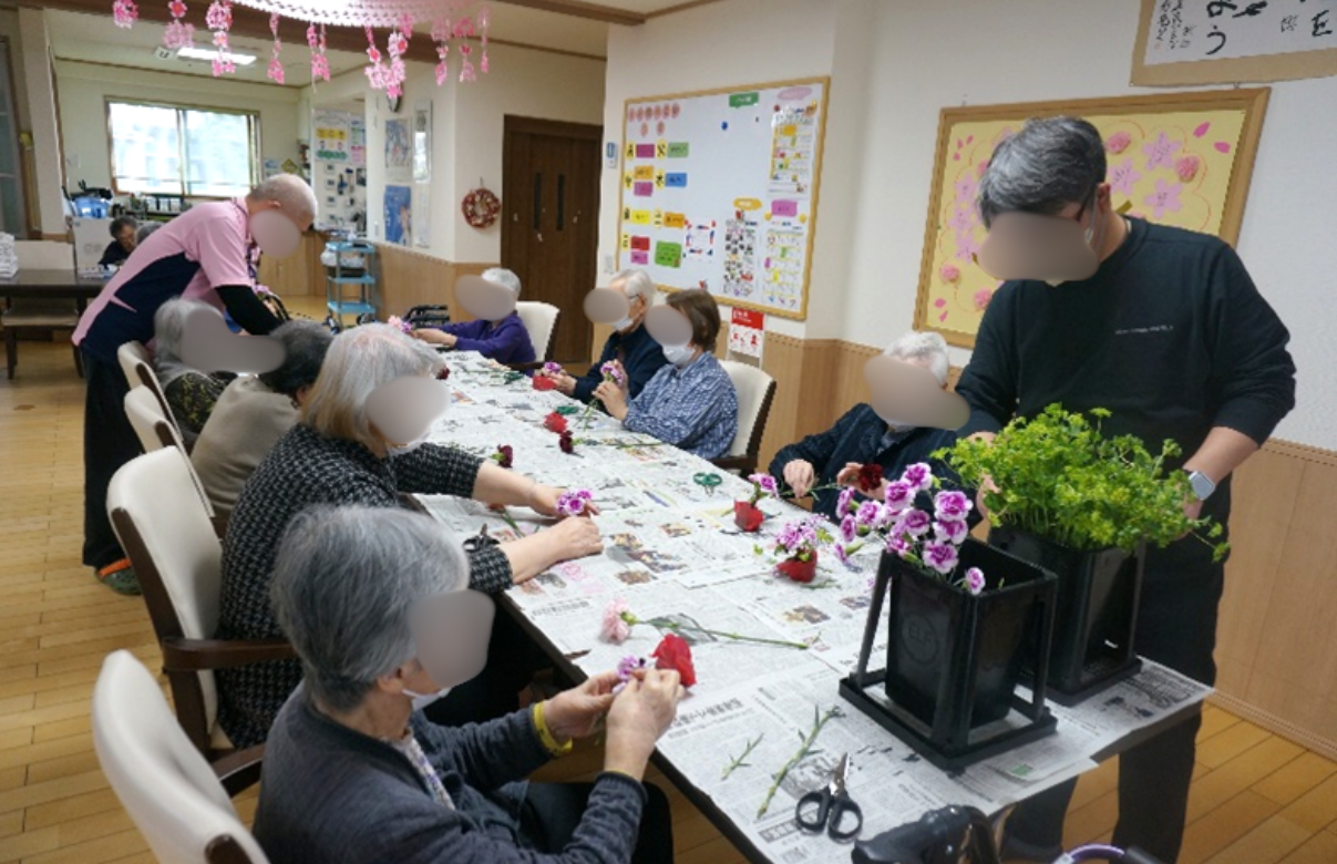 和装の女性と交流する場面
