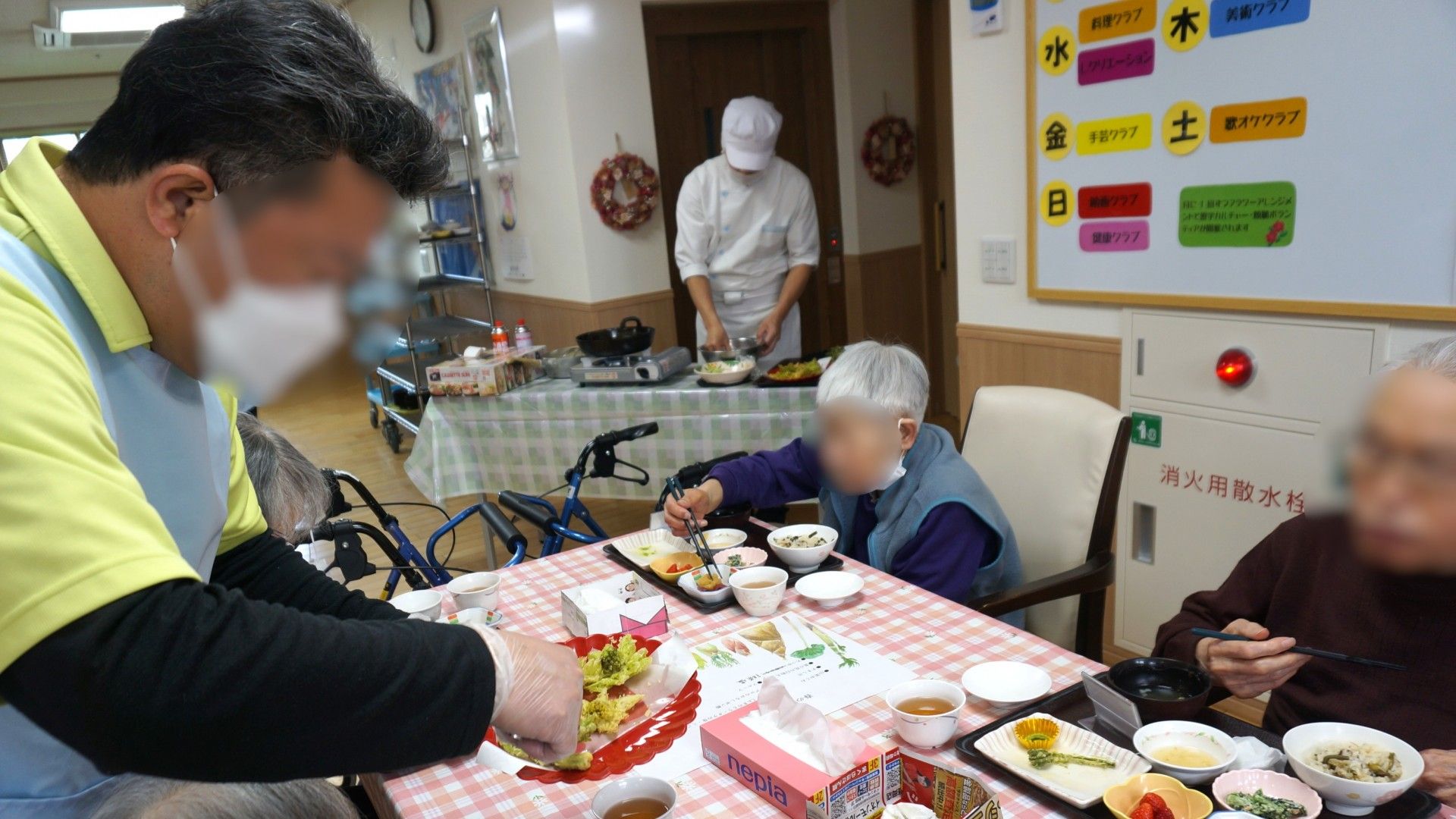 食事を楽しむ様子の食卓