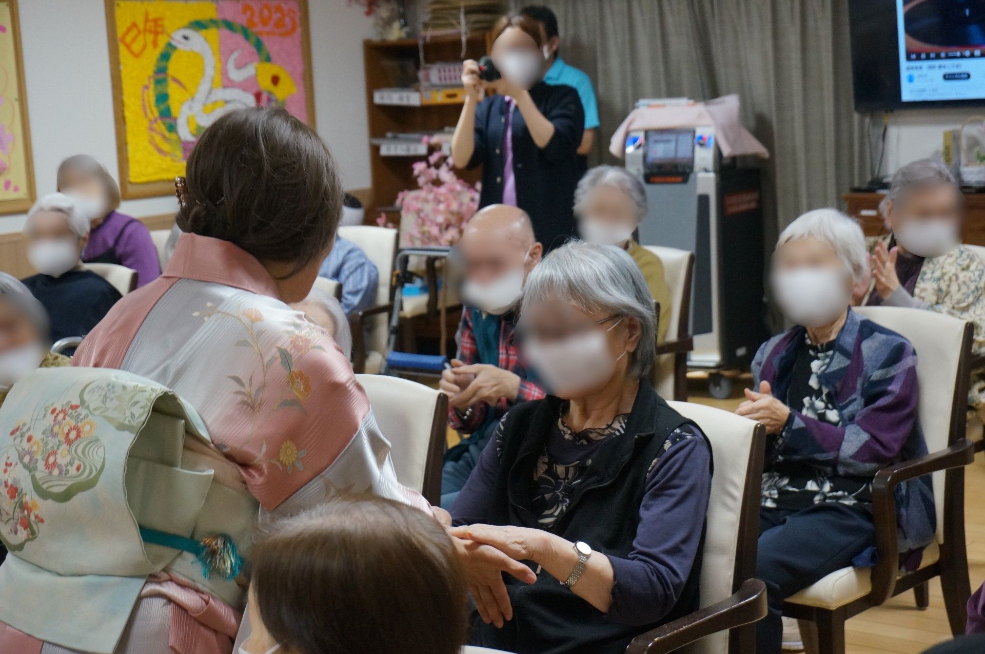 和装の女性と交流する場面