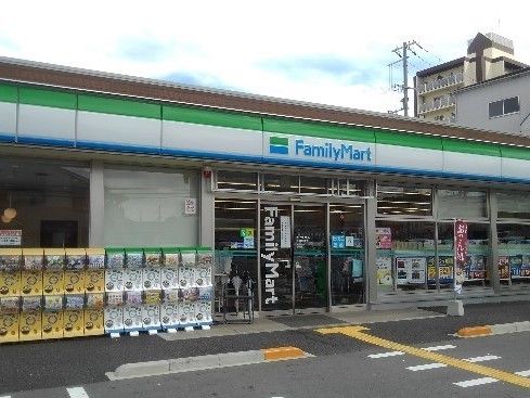 ファミリーマートの外観部分の写真。施設周辺の施設写真の１枚