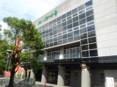 市民体育館の外観写真。鉄骨造で背の高い建物であることが分かる