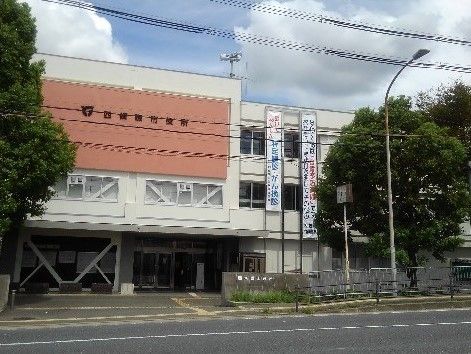 鉄骨造３階建ての市役所の写真。四條畷市役所の外観写真
