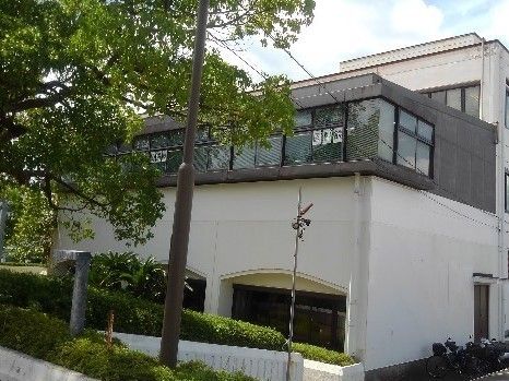 市民が使える図書館の外観部分。中規模程度の広さの図書館