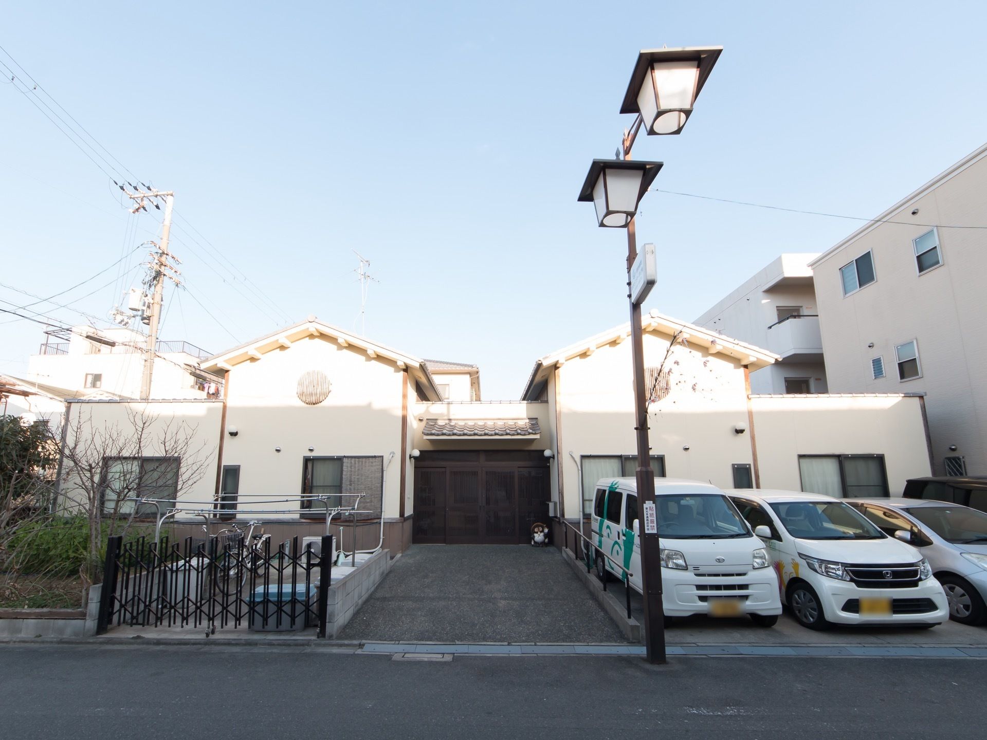 和モダンな雰囲気の平屋建ての建物で、玄関を中心にシンメトリーな設計となっている。道路から玄関までは緩い勾配がついている。