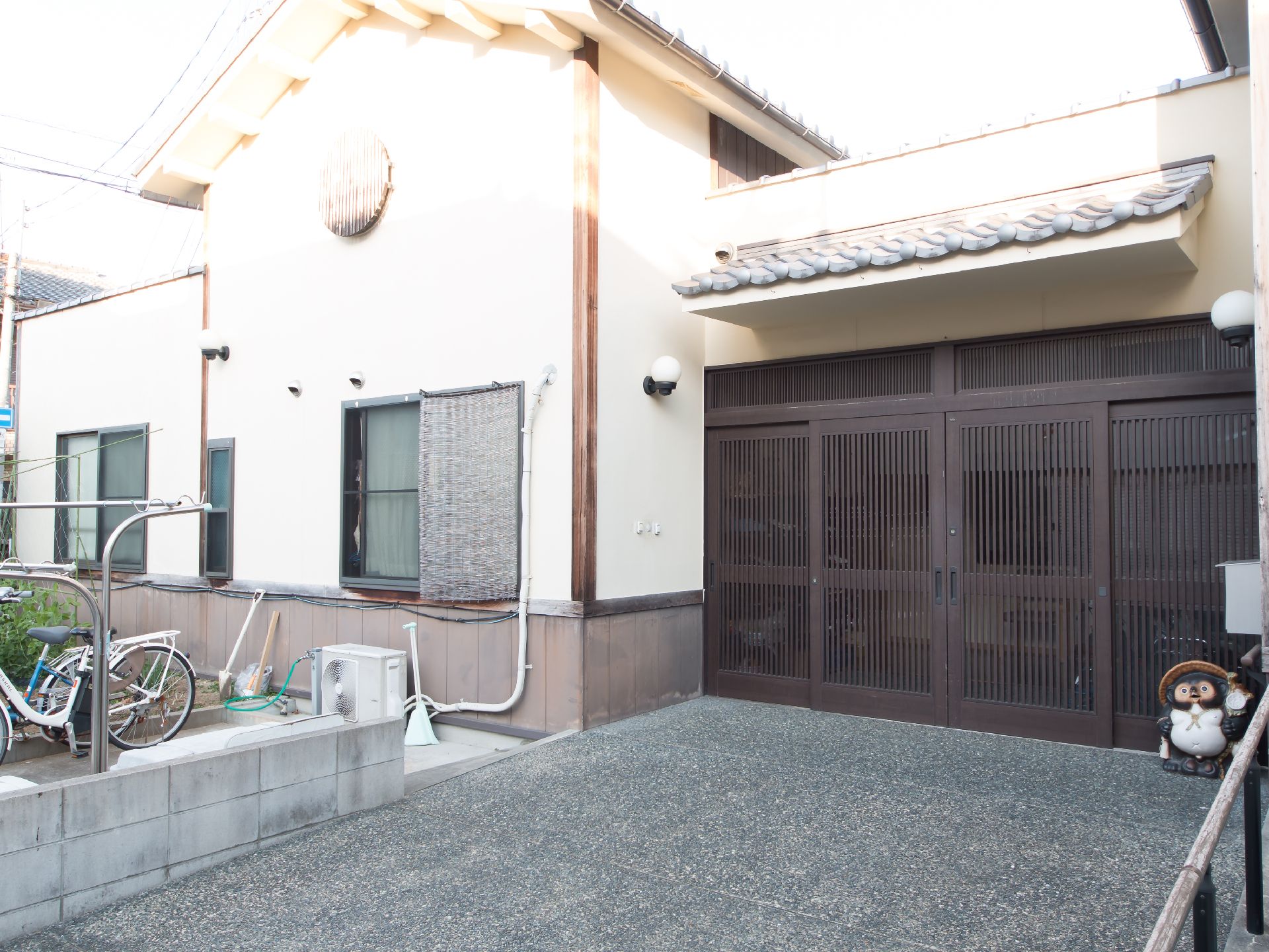 瓦屋根で昔ながらの落ち着いた雰囲気を感じられる外観
