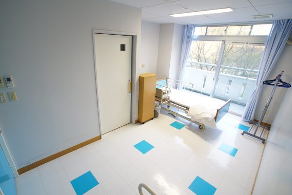 明るい個室の一角