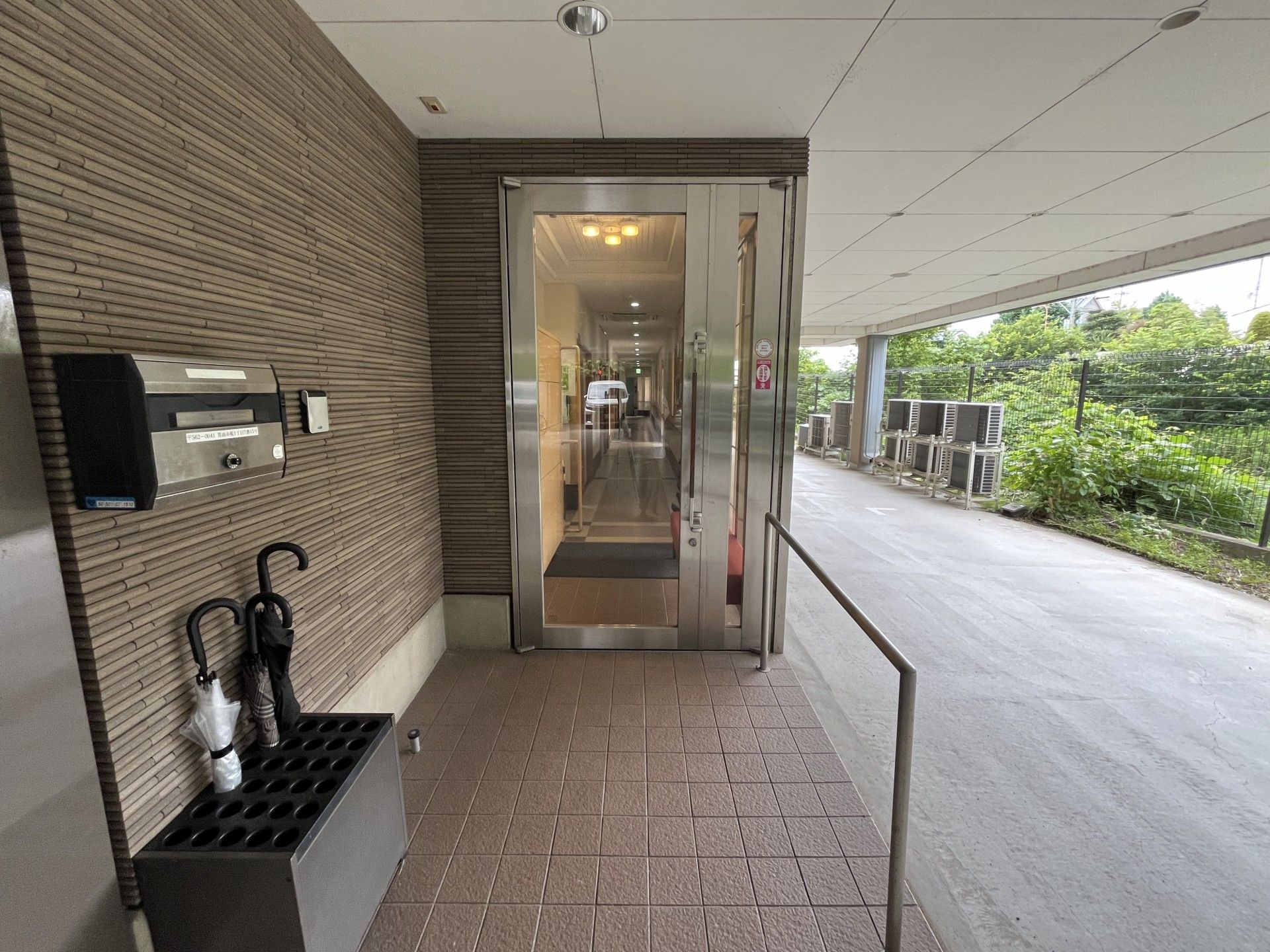 入口の自動ドア施設