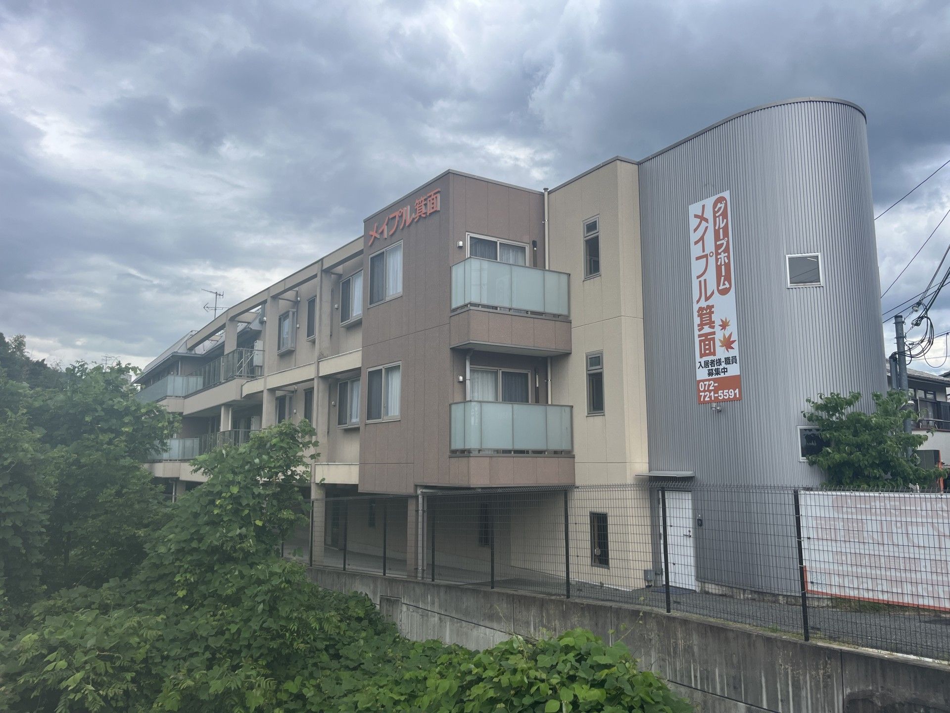 明るく清潔な外観