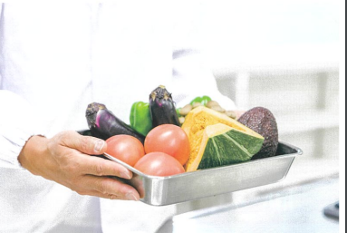 新鮮な野菜を持つ手