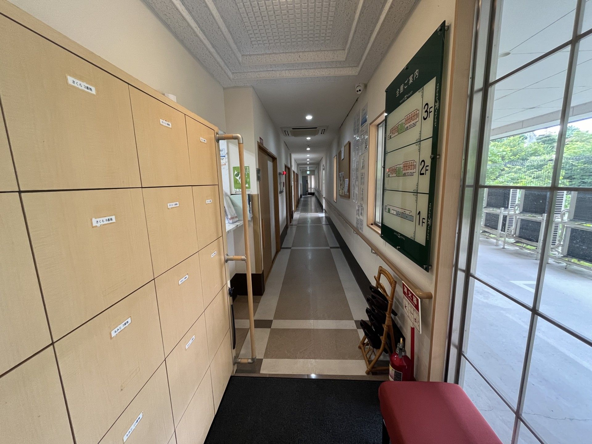 明るく広々とした廊下