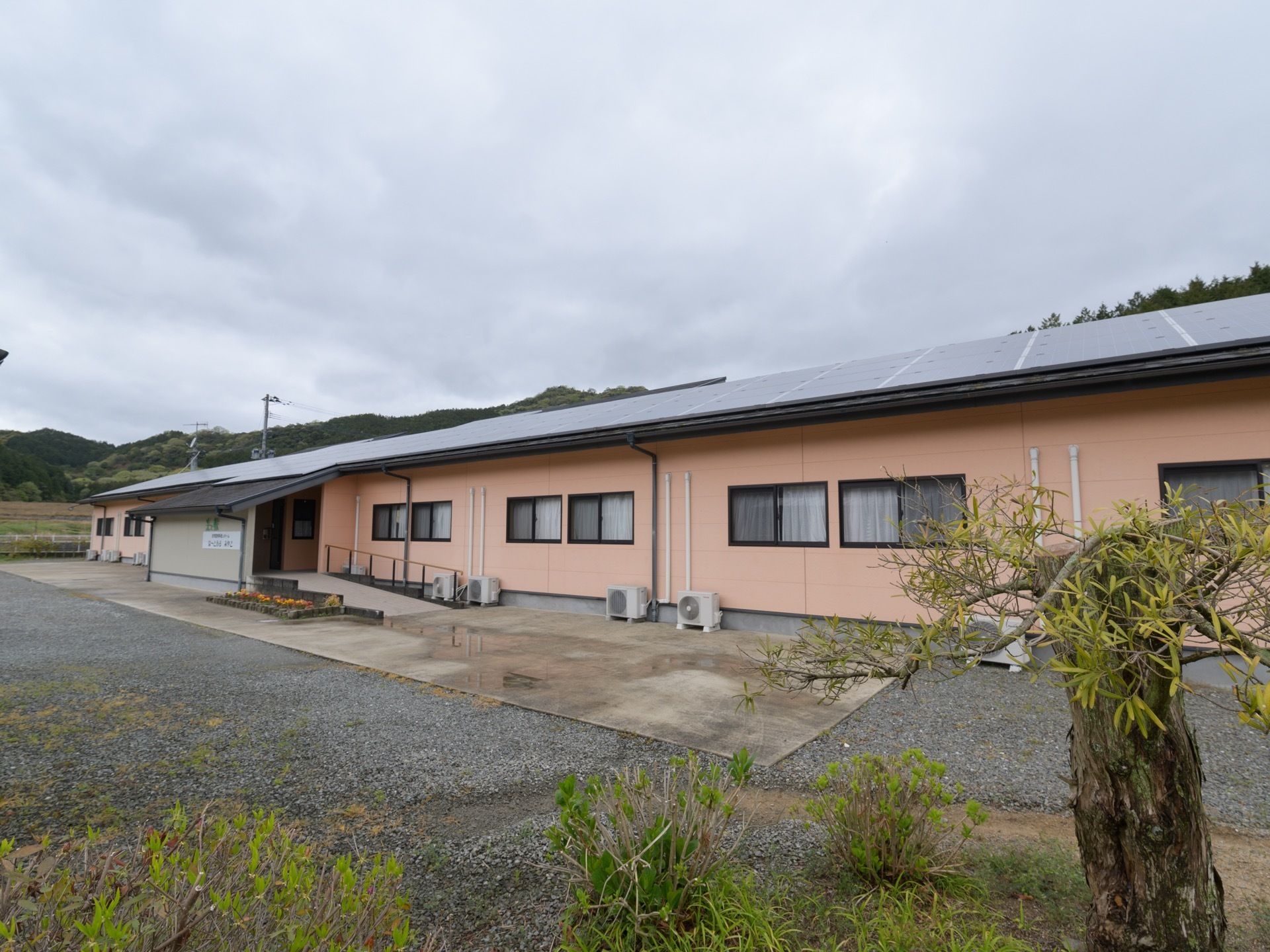施設は平屋建ての建物である。エントランスには、大きなひさしと手すりが備えつけられたスロープが設置されている。
