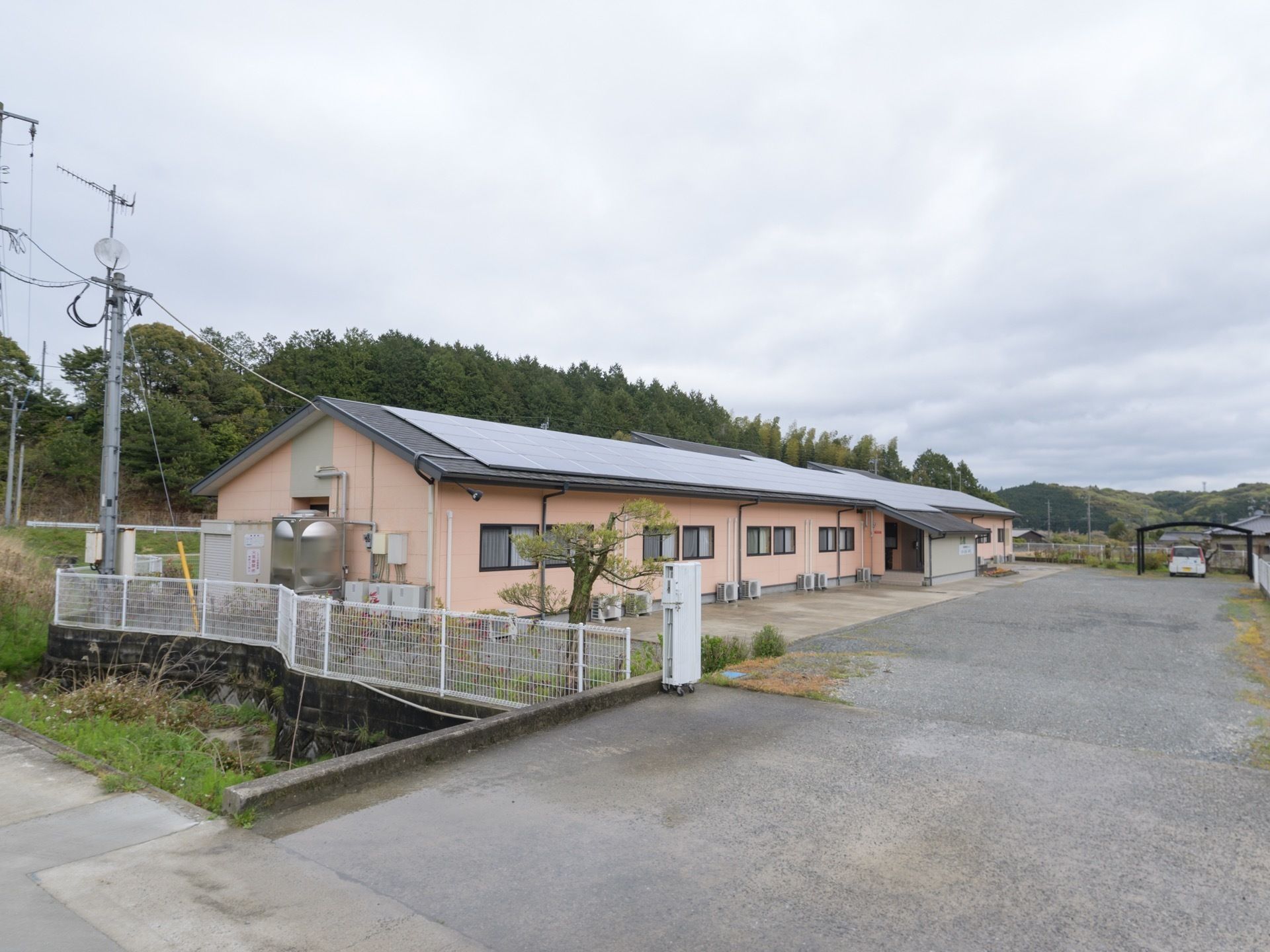 緑豊かな環境の中に建っている平屋建ての施設である。建物前に広い駐車スペースが設けられている。屋根がエントランスに設置されている。