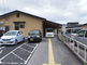 介護施設の外観と駐車場