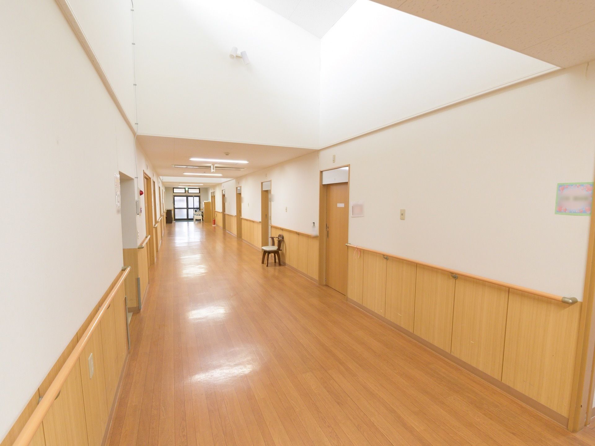 幅広く、長く設計された廊下には、手すりが設置されている。上部には天窓が完備されており、光が差し込み明るい。