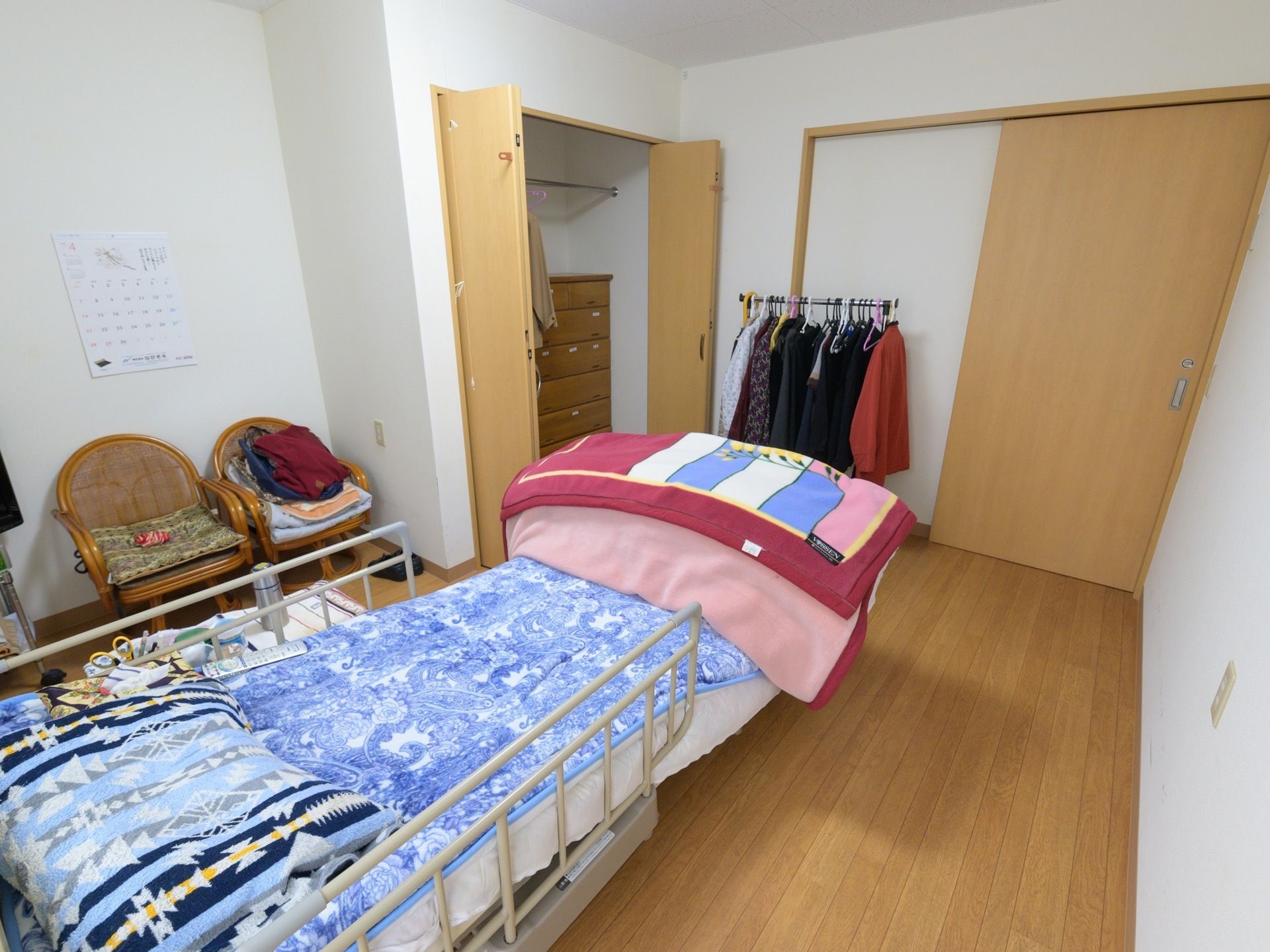 介護用ベッドが置かれ、収納クローゼットが完備された居室は、入居者様のお好みに暮らしやすく整えられている。