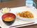 家庭的な食卓を連想できる献立である。ホッとできるメニューにすることで食欲が増進し、健康長寿につなげている。