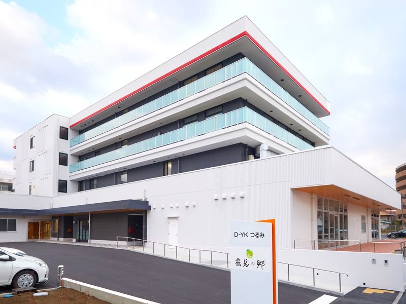 4階建ての鉄骨造りの建物は白を基調としているため圧迫感がなく、すっきりとした印象。