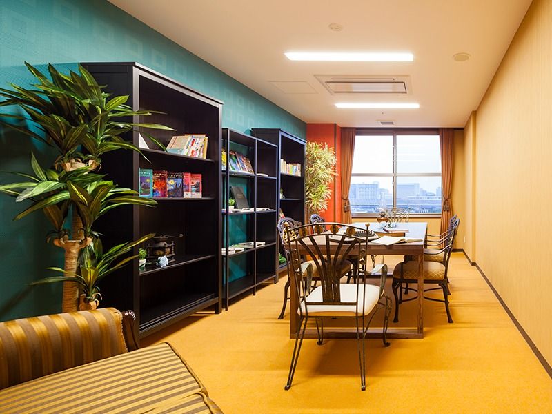 図書館には本棚が3つと長いテーブル、ソファなどが置かれ、好きなところで読書ができる。