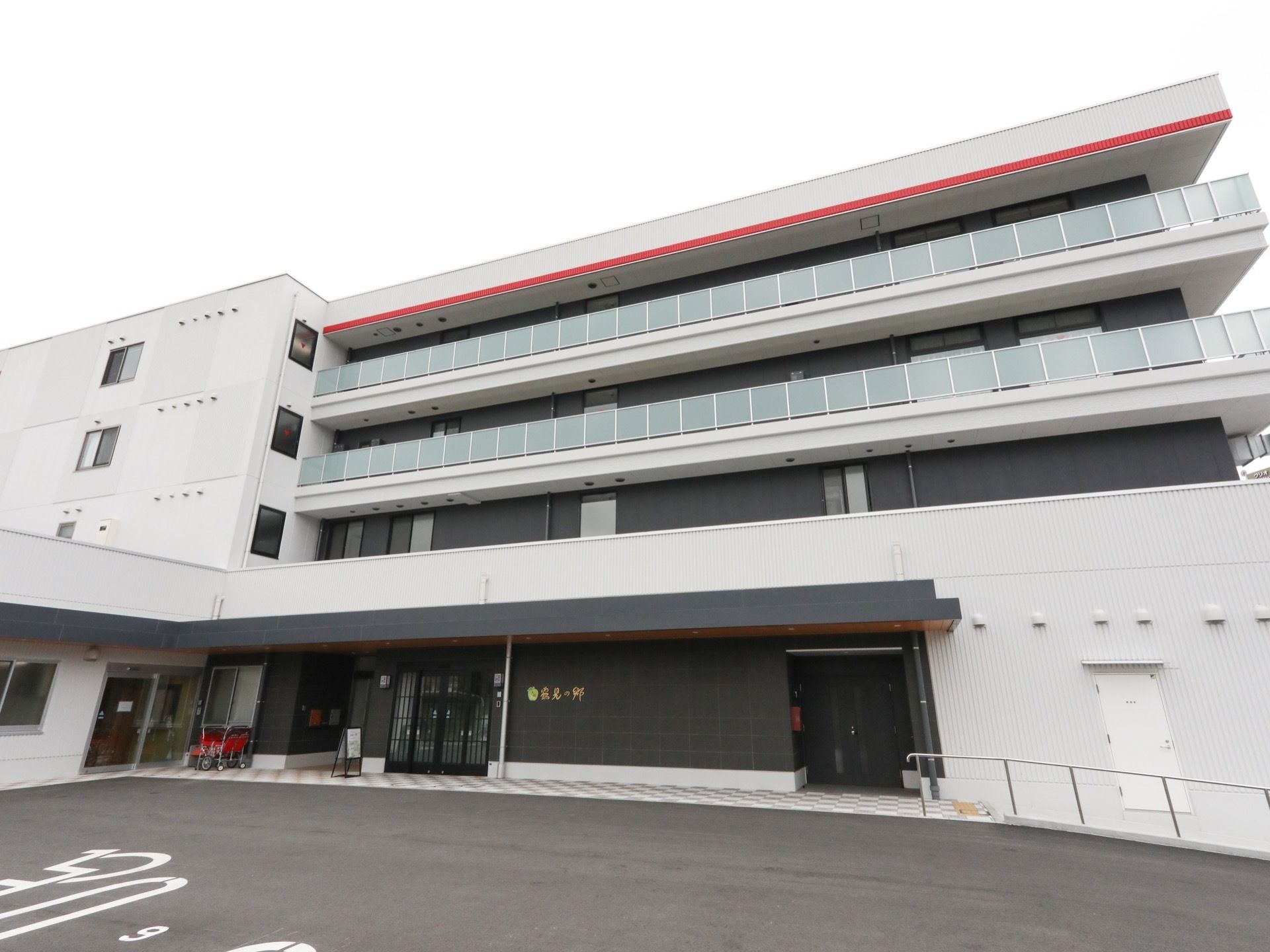 白色と灰色のツートンカラーの外壁を持つ、４階建ての施設である。一番上の幕板には赤の横一線が描かれていて、アクセントになっている。