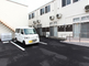 明るい建物と広々とした駐車場