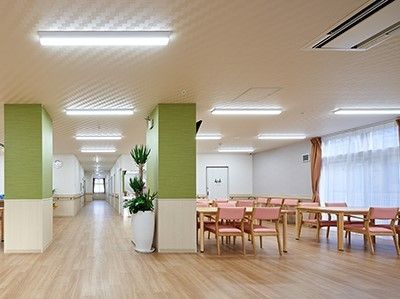 フローリング仕様の広めのスペース。椅子とテーブルがゆとりをもって並べられている
