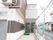 階段だけでなくスロープも用意されており、手すりがついている。２階建てである。道路に面している。玄関に屋根がついている。