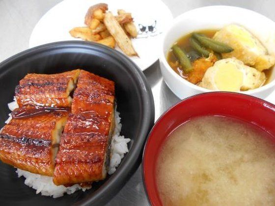 うな丼やみそ汁、卵の巾着煮や炒め物などがそれぞれの器に盛られている。