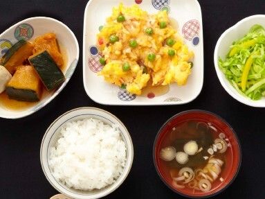 卵とじと、かぼちゃの煮物、ご飯と吸い物のセット