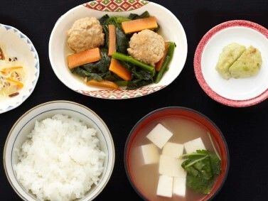 ほうれん草と人参と肉団子と、ごはんと味噌汁のセット