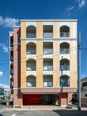 道路の面した5階建ての建物。カラフルな建物は施設らしくなく、明るい雰囲気。