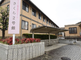 平和な住宅街の施設外観