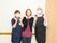笑顔の３人の女性スタッフである。困っていることがあったらすぐに声をかけることができ、サポートを受けることができる。