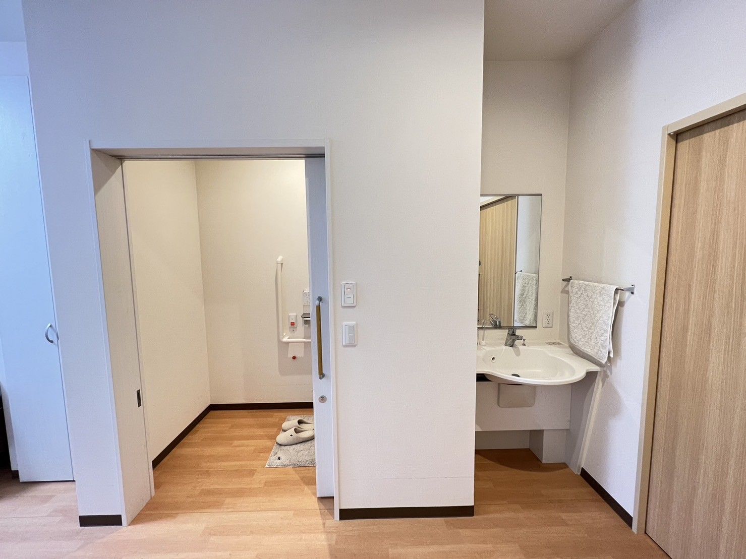 快適な個室のトイレと洗面台