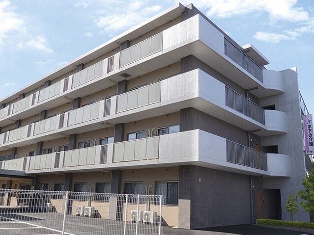 4階建ての大きな建物の外観写真。リアンレーヴ茅ケ崎を外から見た様子