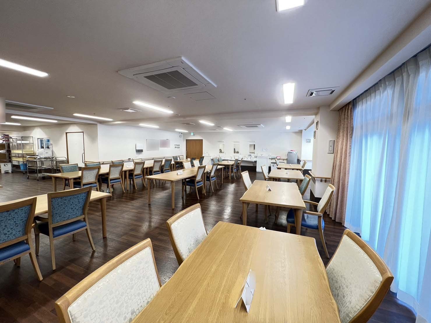 ゆったりとした食堂の風景