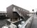 シンプルな外観の３階建ての施設である。玄関前には大きなひさしがある。１階の一部が掘り込み式になっていて、自転車が置かれている。