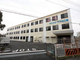建物の目の前に駐車場が併設されており、多数の車を停めることができる。白い枠で区切れているため、駐車しやすい。