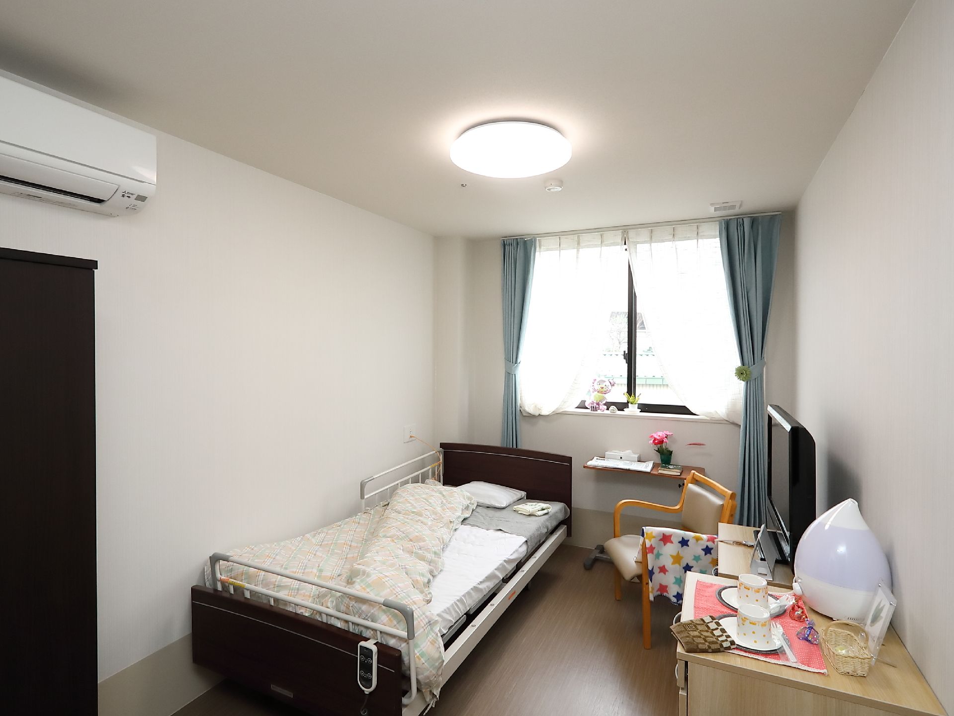 収納家具やベッド、テレビなどが置かれており、冷暖房完備の居住スペース