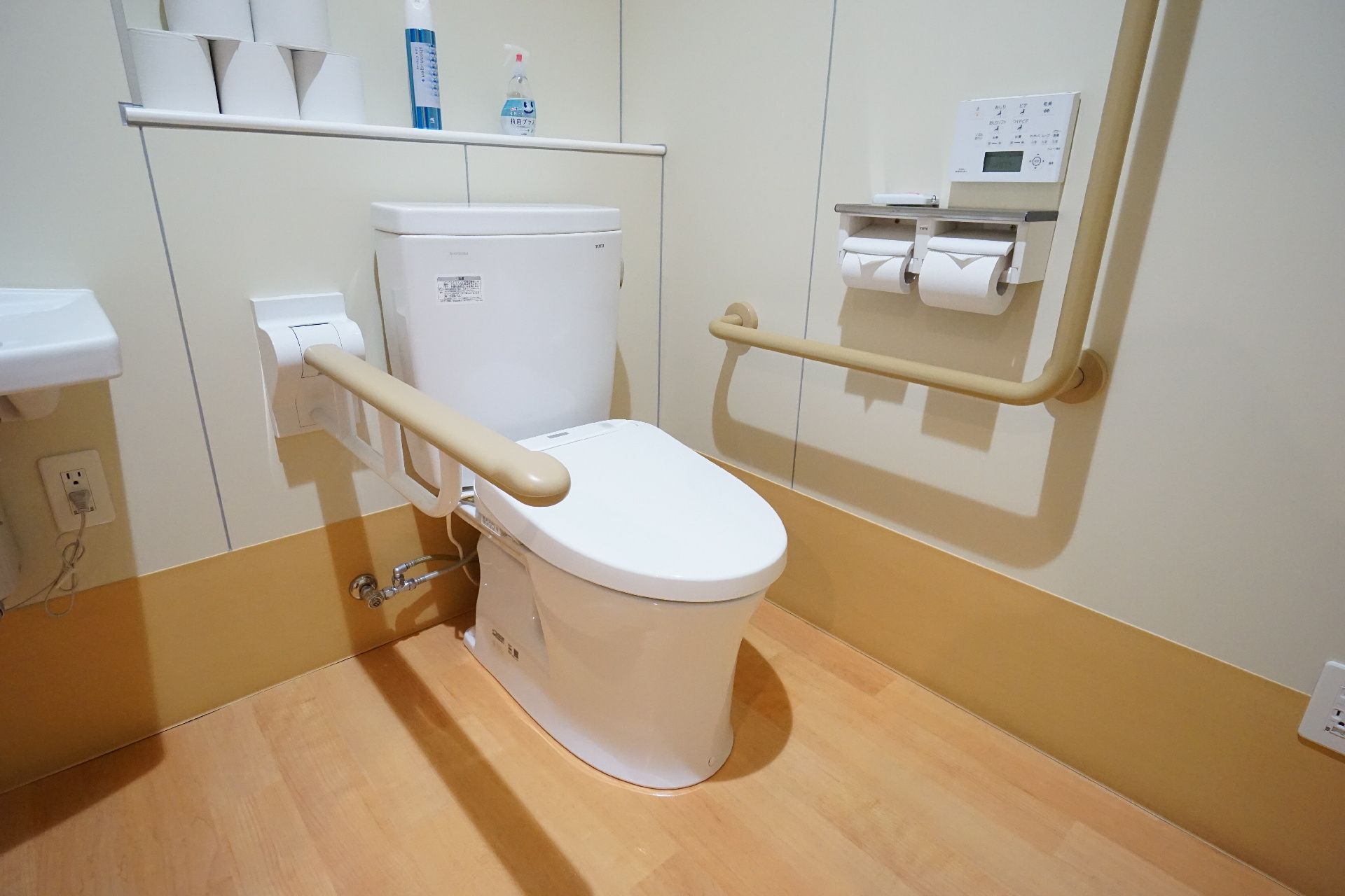 手すりや肘掛けを設置したトイレ