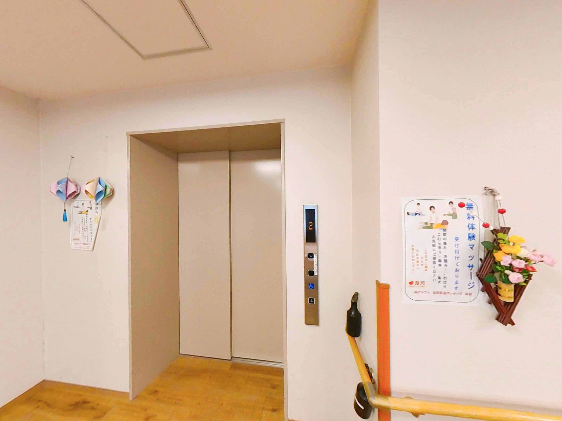 エレベーター前の壁