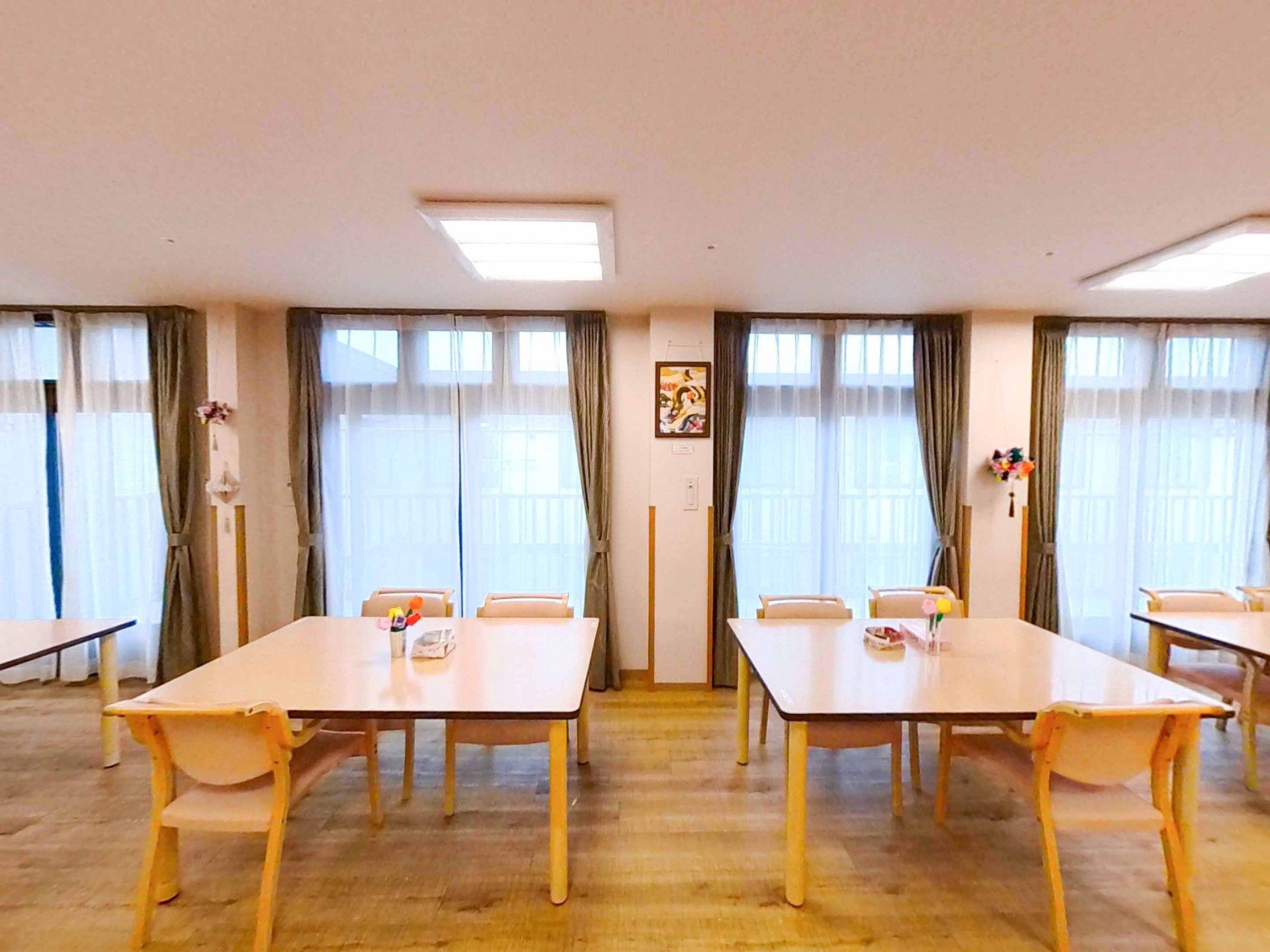 明るい食事スペース