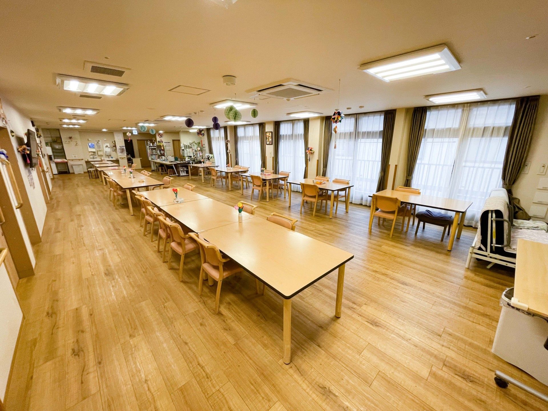 明るい食事スペース