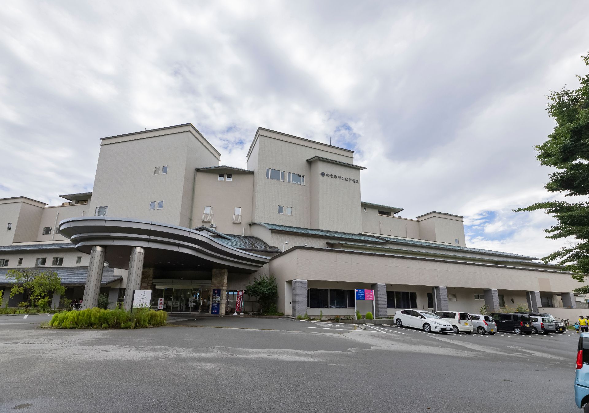 建物正面に駐車場を完備