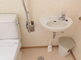 介護施設の明るいトイレ空間