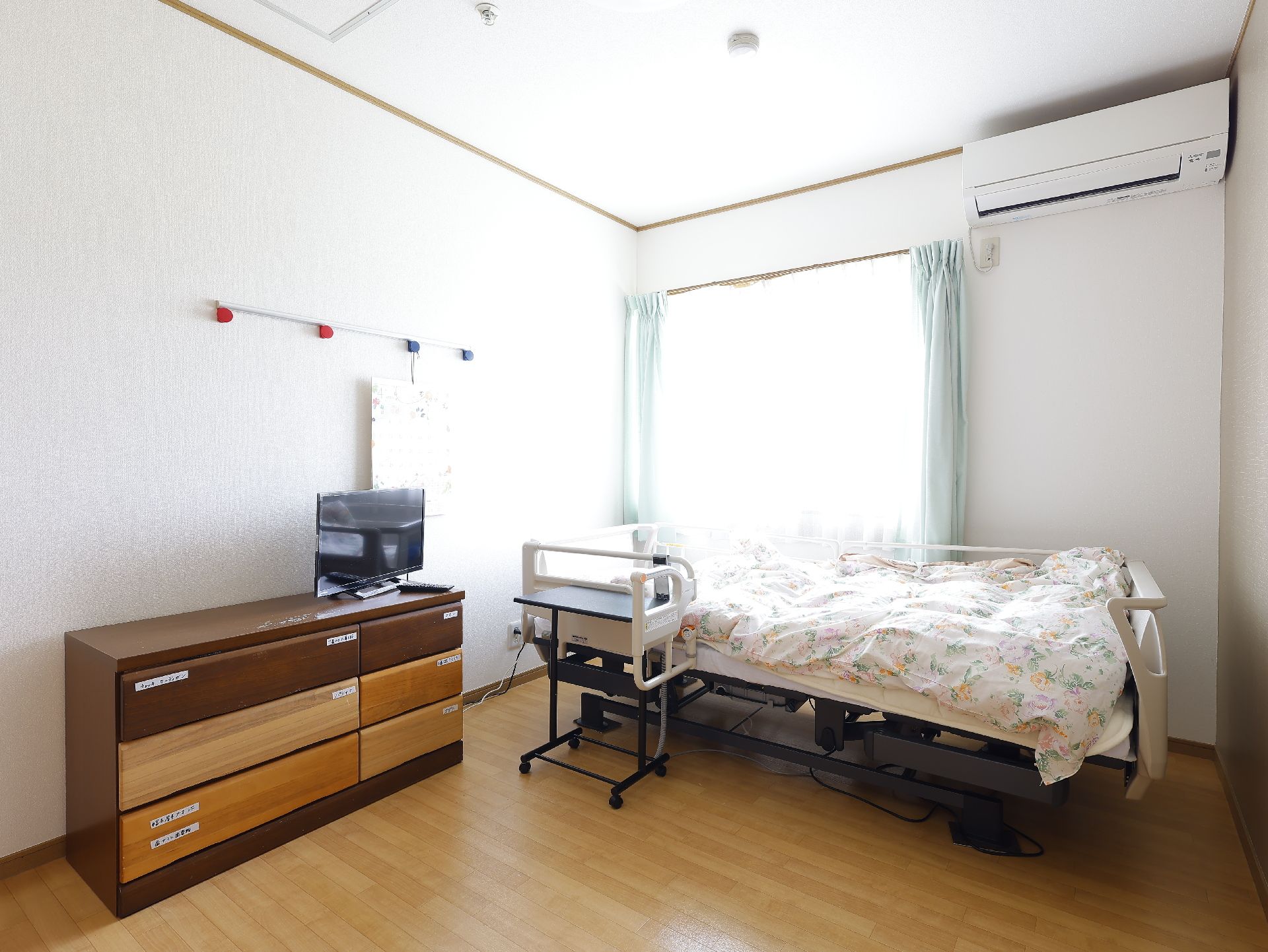 窓があるので日差しが差し込む広々とした居室