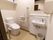 洗面台を備えた広いトイレがある。便座の横と壁には手すりが備え付けられており、ナースコールも完備されている。