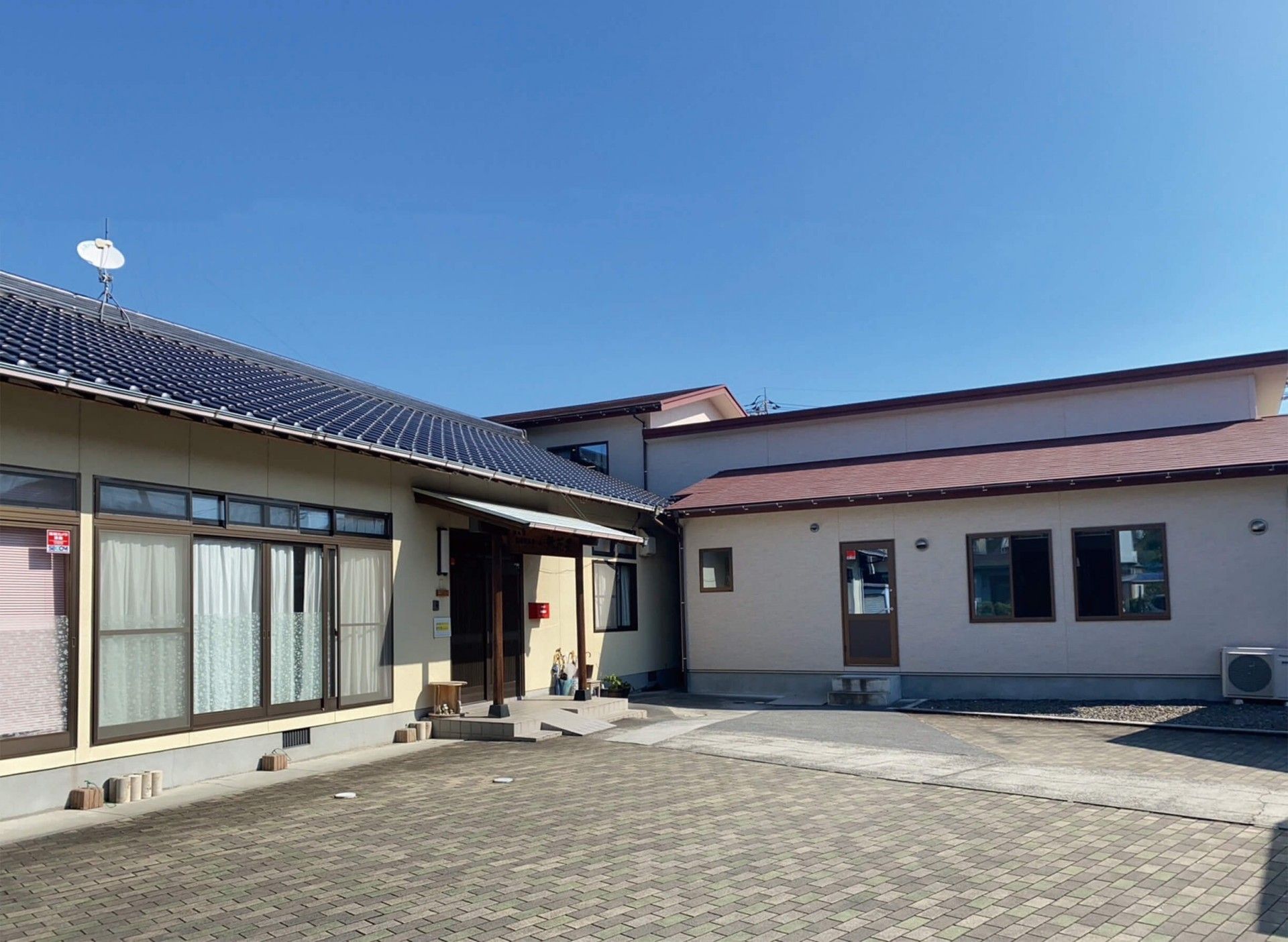 日差しの中の快適施設外観