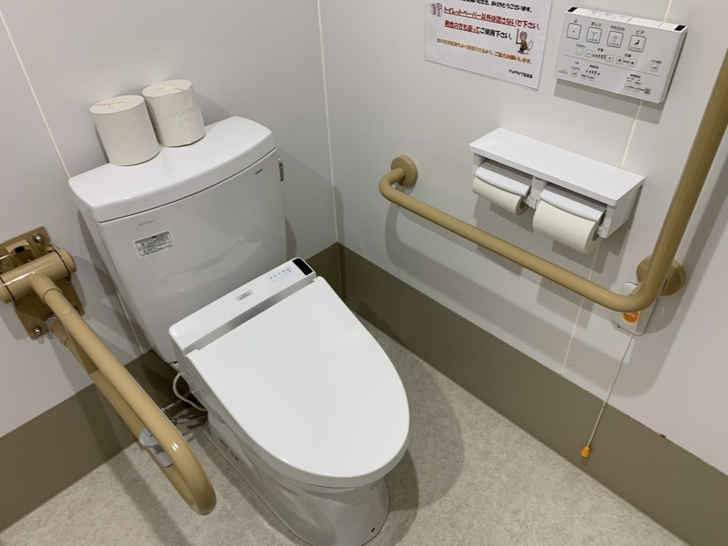 手すり付きのトイレ